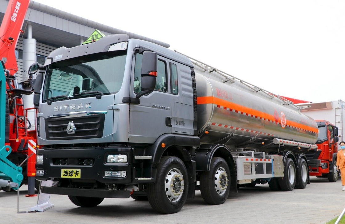 Truk berat bekas Sinotruck Tanker minyak bekas 8*4 Drive Mode 26 Kubik 4 Axles