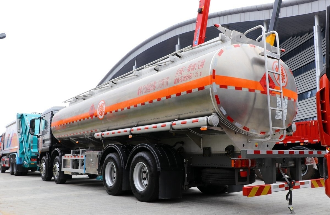 Truk berat bekas Sinotruck Tanker minyak bekas 8*4 Drive Mode 26 Kubik 4 Axles