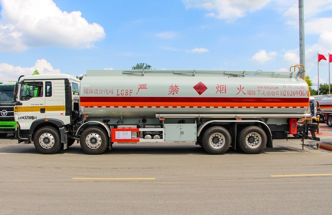 8*4 HOWO Tanker minyak bekas Truk 350 Hp Single And Half Cab 30m3