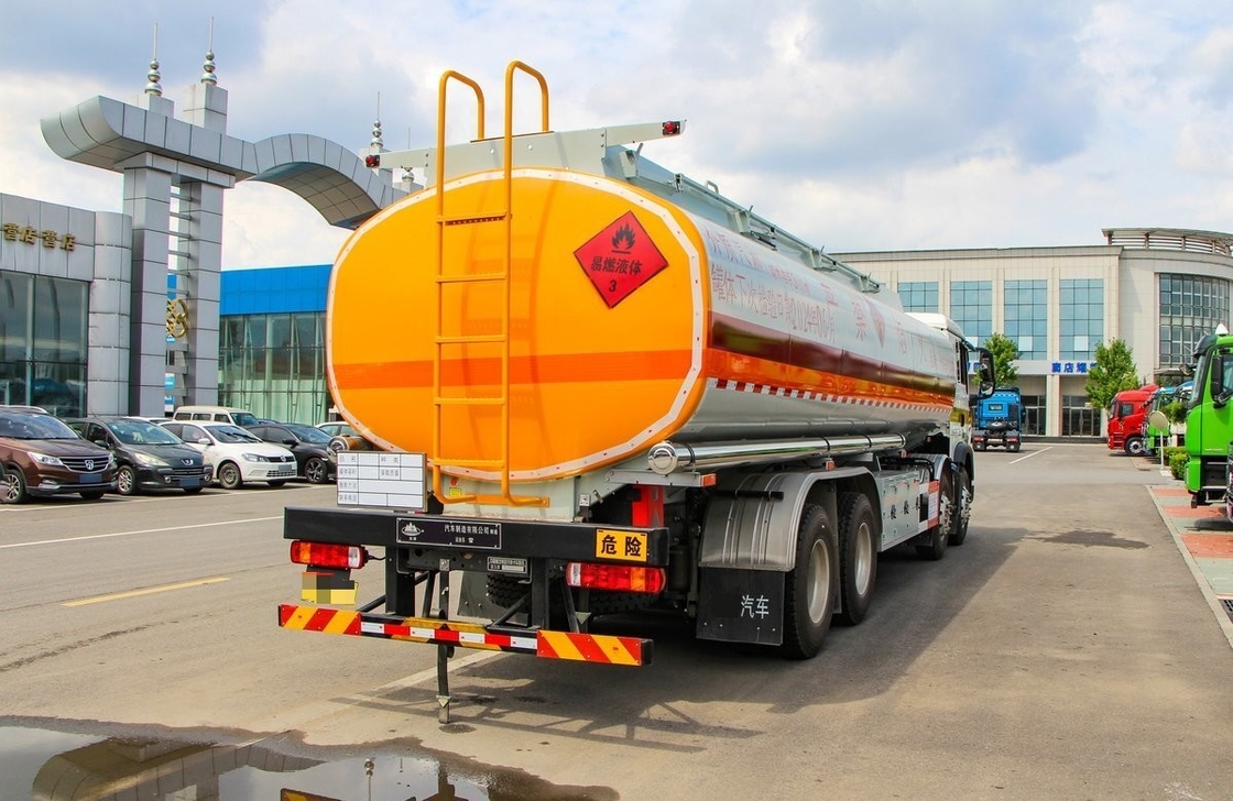 8*4 HOWO Tanker minyak bekas Truk 350 Hp Single And Half Cab 30m3
