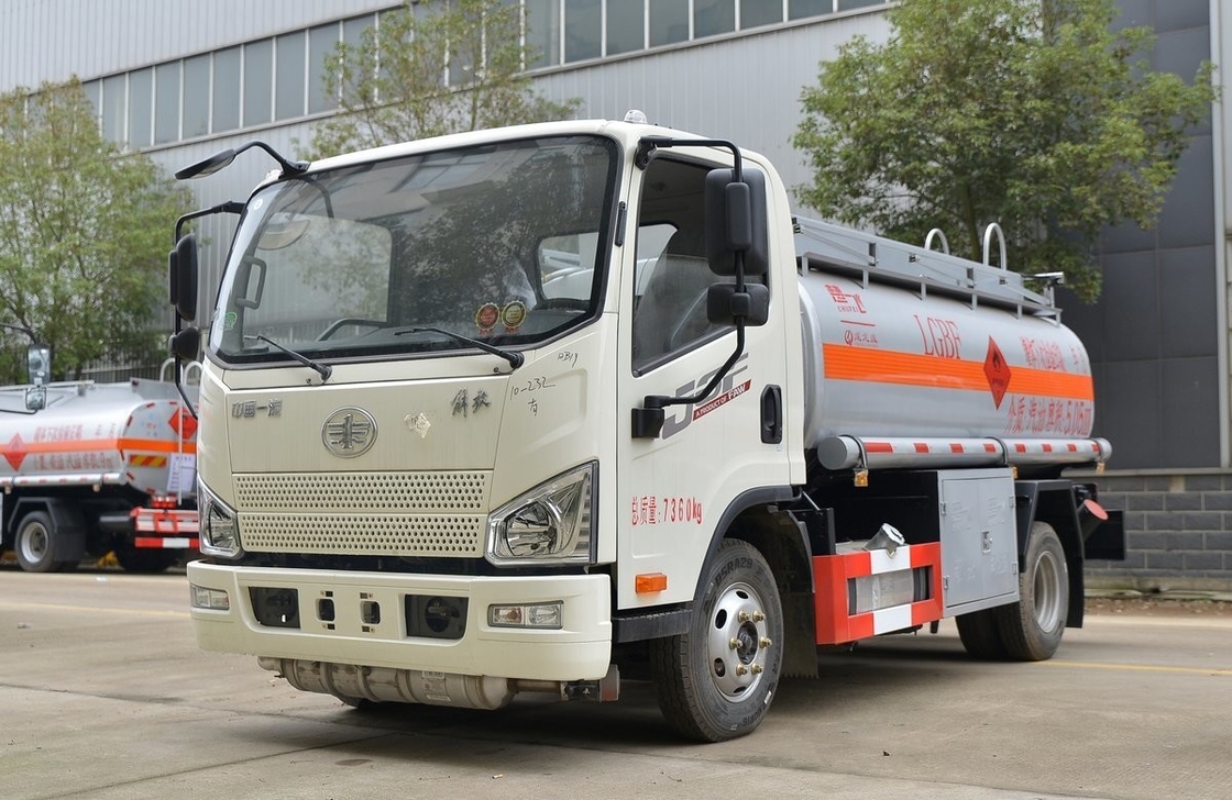 Tanker minyak bekas kecil 5 kubik 4 * 2 Jiefang Tanker bahan bakar Truk Ban belakang ganda