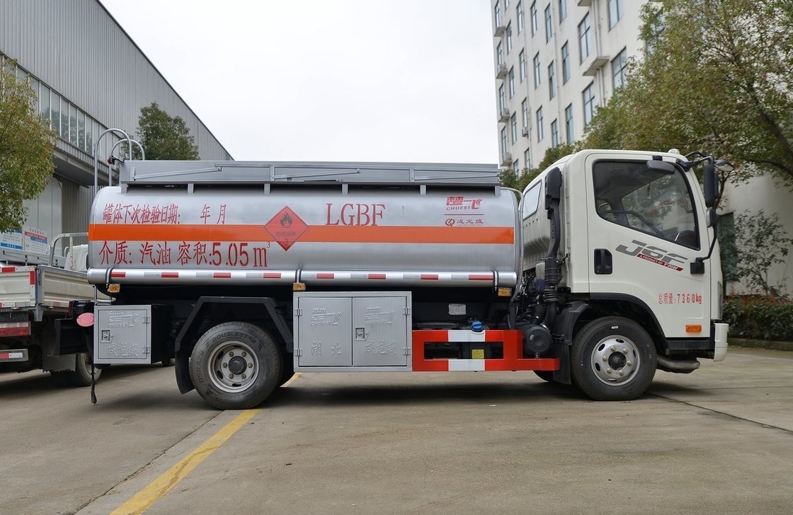 Tanker minyak bekas kecil 5 kubik 4 * 2 Jiefang Tanker bahan bakar Truk Ban belakang ganda