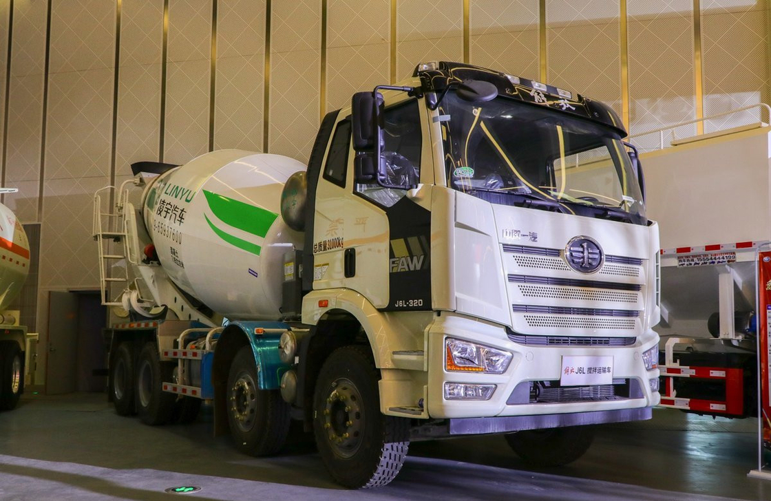 Truk Campuran Beton FAW J6L Model 8*4 Drive Mode 8 Cubic Tanker 320hp 4 Poros