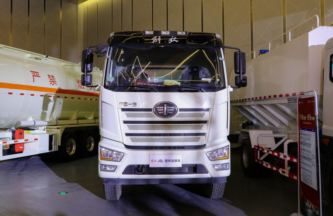 Truk Campuran Beton FAW J6L Model 8*4 Drive Mode 8 Cubic Tanker 320hp 4 Poros