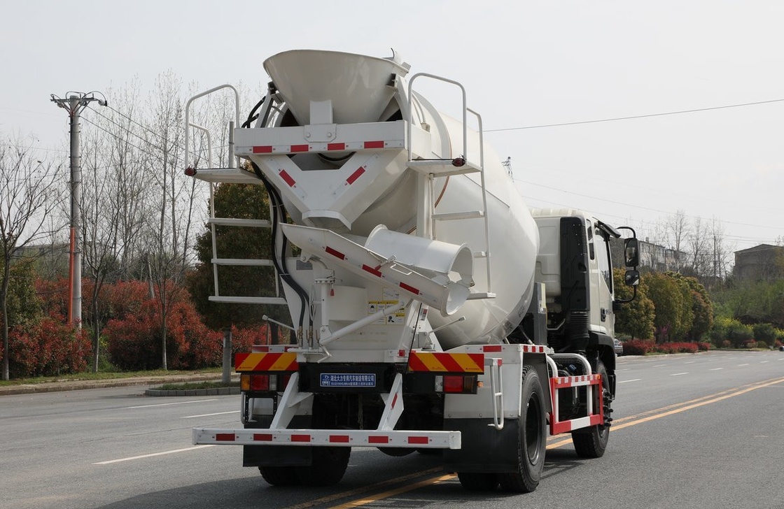 Truk Pengaduk Beton Mini Foton ES5 Warna Putih 4m3 Tanker Pengaduk 4*2 Mode Drive