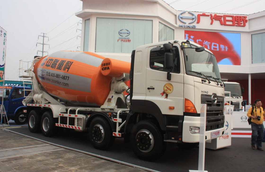 Truk Pengaduk Beton 350hp Zoomlion Tanker 8*4 Hino Pengaduk Euro 3 Penggunaan di Afrika