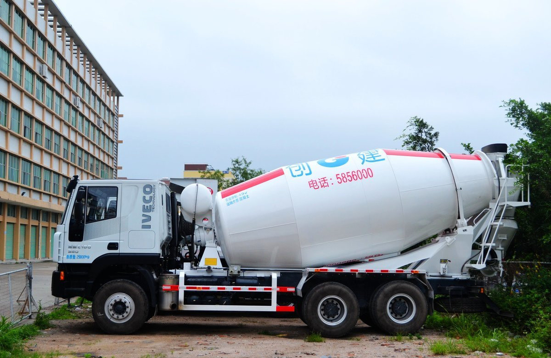 Hongyan 6*4 Iveco truk pengaduk beton kecil 5 kubik 10 ban pengemudi kiri Euro 4