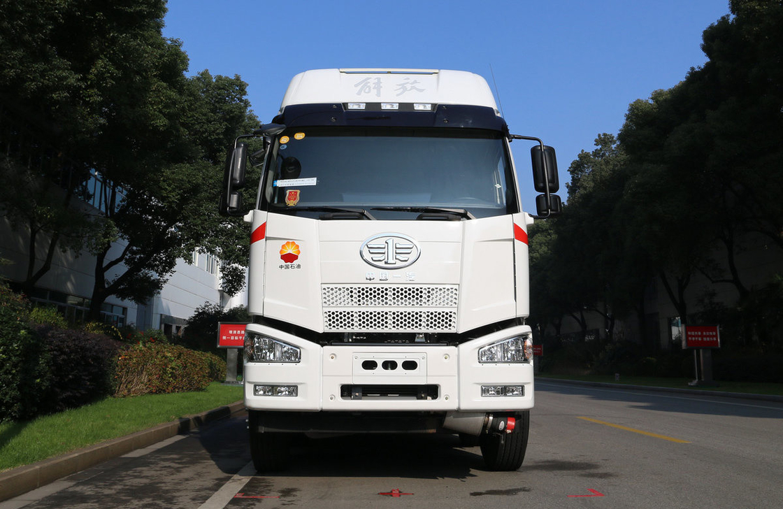 FAW 8*4 Tanker Bahan Bakar Truk JM6 Model Tangki penyimpanan minyak bekas 31,5 Kubik 280hp LHD