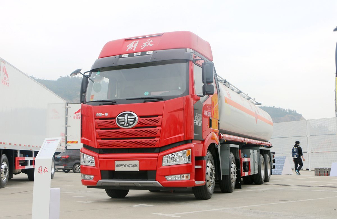 Truk minyak bekas FAW J6P Tanker besar Truk bahan bakar 11,5 meter panjang 24 kubik LHD / RHD