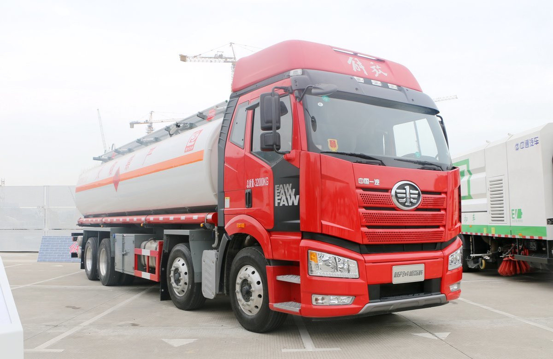 Truk minyak bekas FAW J6P Tanker besar Truk bahan bakar 11,5 meter panjang 24 kubik LHD / RHD