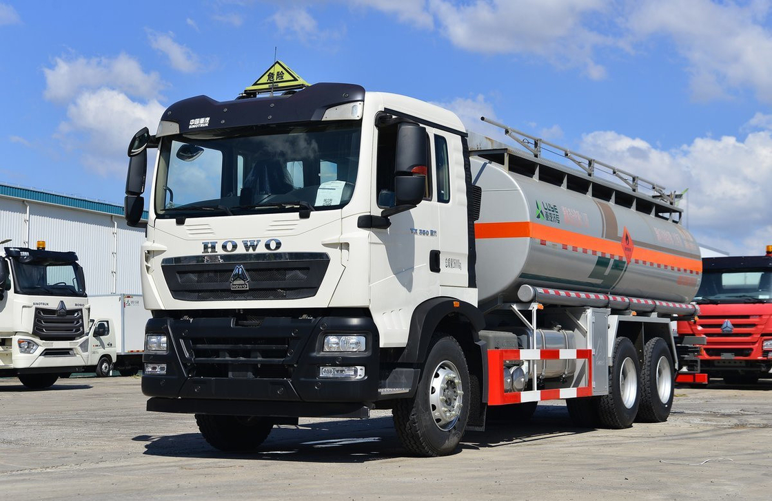 Howo Oil Truck 20 Kubik 10 Ban Howo TX Model Tanker Bahan Bakar 6 * 4 Atap Datar 350hp