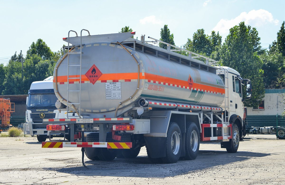 Howo Oil Truck 20 Kubik 10 Ban Howo TX Model Tanker Bahan Bakar 6 * 4 Atap Datar 350hp