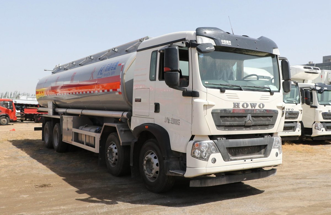 Container minyak bekas 30000 Liter Howo T5G Tanker minyak Truk 4 Axles Kabin Dengan Sleeper