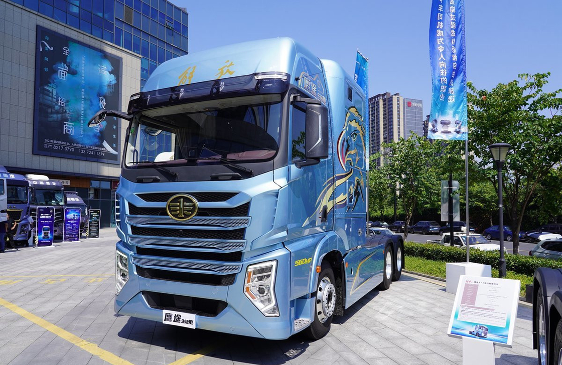 Jiefang 6x4 Traktor Truk Living Cabin Bule Warna 560hp CA Mesin 10 Ban LHD