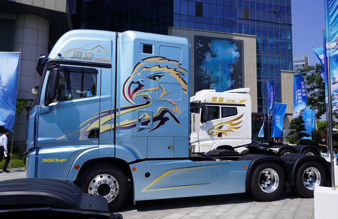Jiefang 6x4 Traktor Truk Living Cabin Bule Warna 560hp CA Mesin 10 Ban LHD