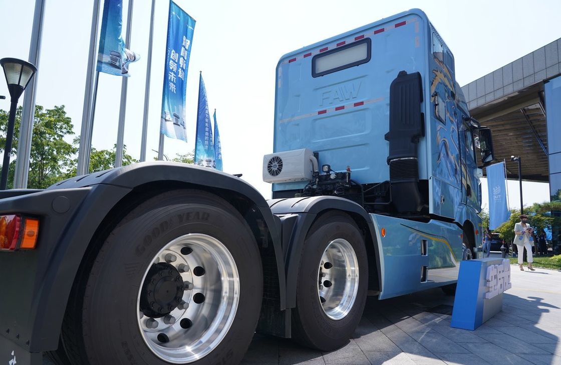 Jiefang 6x4 Traktor Truk Living Cabin Bule Warna 560hp CA Mesin 10 Ban LHD