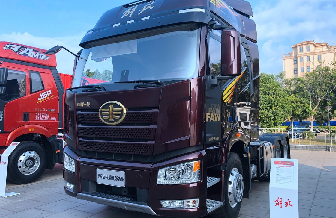 Faw Traktor Truk J6P Logistik Distribusi 560hp Mesin kuat 10 Ban atap tinggi
