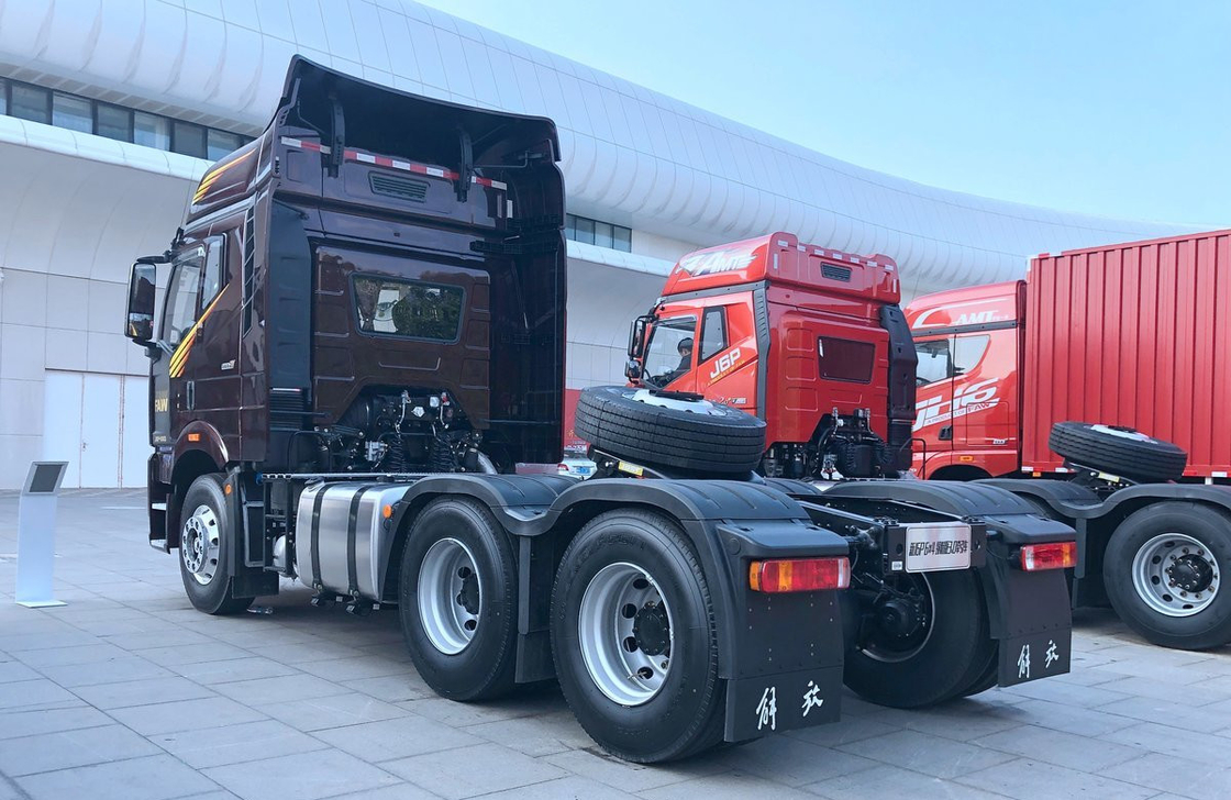 Faw Traktor Truk J6P Logistik Distribusi 560hp Mesin kuat 10 Ban atap tinggi
