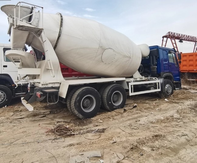 Harga Terendah Pengaduk 10 Roda HOWO 6X4 8cbm 9cbm 371HP Truk Pengaduk Beton
