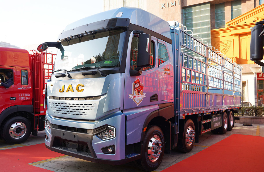 Truk kargo digunakan 8*4 JAC Fence Box 560hp Cummins Mesin ZF Gearbox Kabin atap tinggi