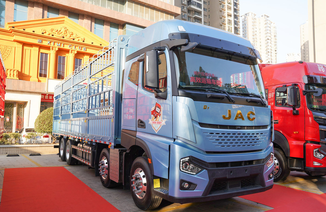 Truk kargo digunakan 8*4 JAC Fence Box 560hp Cummins Mesin ZF Gearbox Kabin atap tinggi