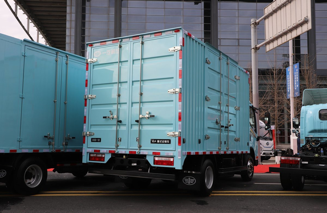 Dikgunakan 4x2 Kargo Truk FAW Van Truk Mesin CNG 150hp Kotak Kontainer 3300mm wheelbase