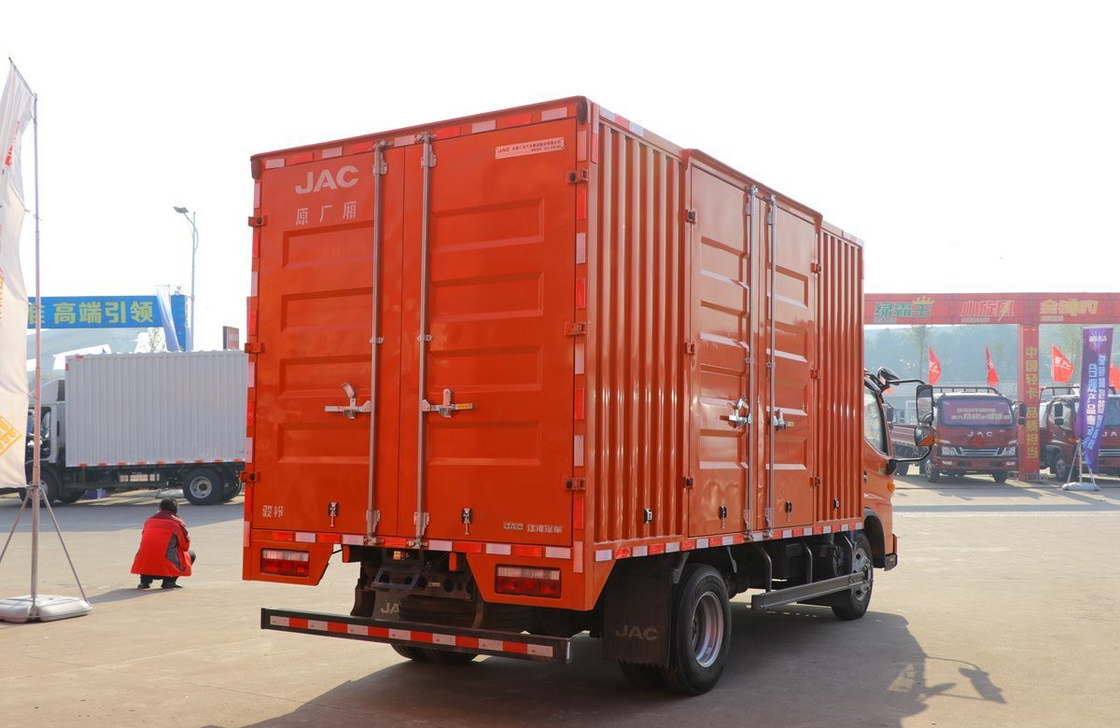 Truk ringan digunakan memuat 8 ton JAC V6 Manual Single Axle 300L Kapasitas Tanker Minyak