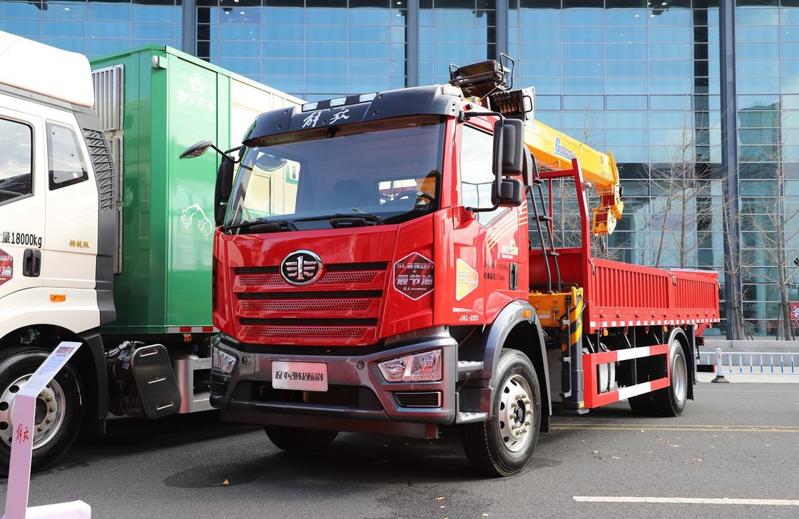 Pickup Truck Mounted Crane FAW J6L 220hp XCMG Straight Arm Crane 8 Ton Baru