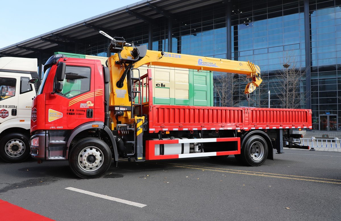 Pickup Truck Mounted Crane FAW J6L 220hp XCMG Straight Arm Crane 8 Ton Baru