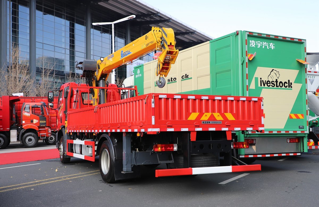 Pickup Truck Mounted Crane FAW J6L 220hp XCMG Straight Arm Crane 8 Ton Baru