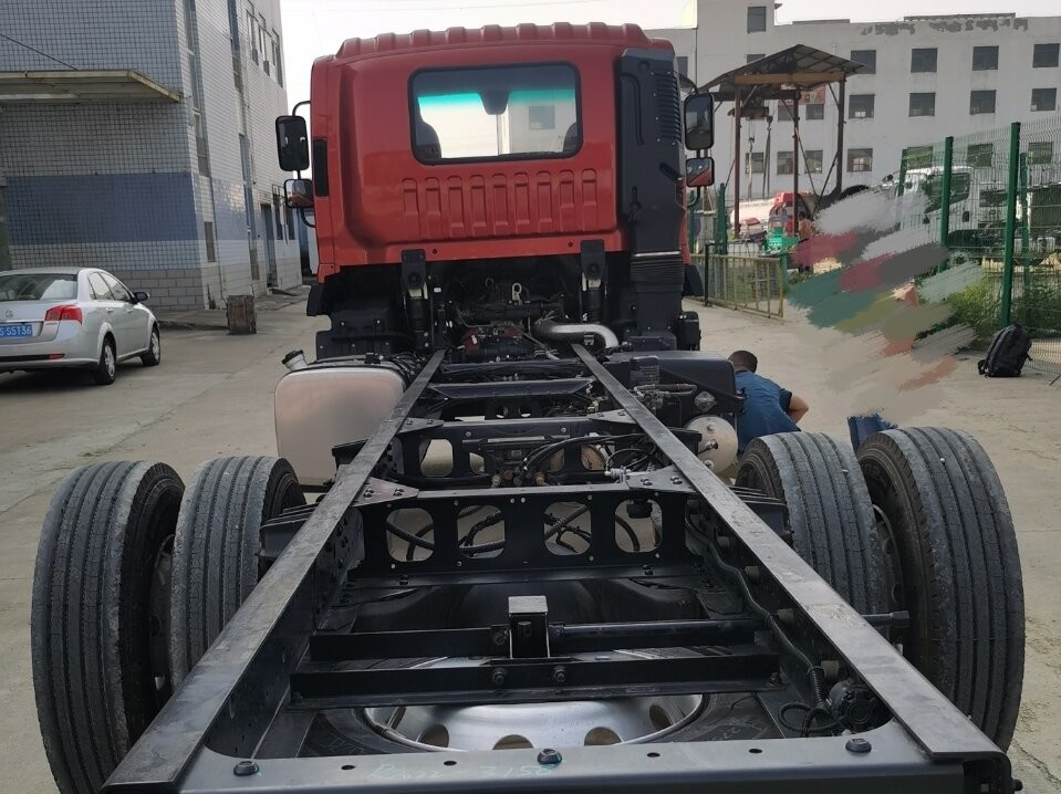 10 Ton Truk Kargo Chassis 4 * 2 Ban Belakang Berganda Euro 3 Cummins Mesin 5150 wheelbase