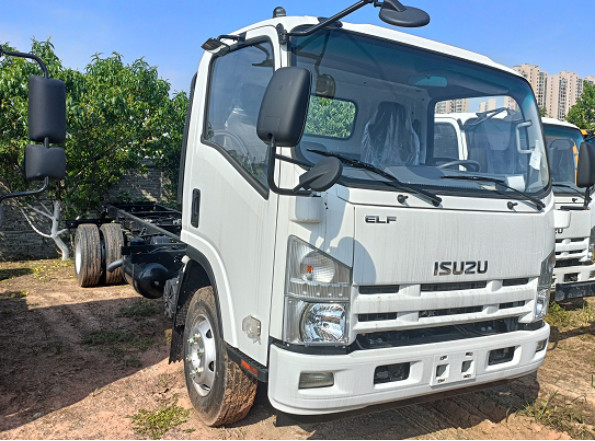 Truk kargo baris tunggal Isuzu 10 Ton 4×2 Truk truk 5,5 Meter Panjang Kotak Euro 4 Flat Cab