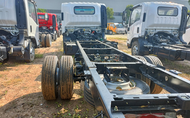 Truk kargo baris tunggal Isuzu 10 Ton 4×2 Truk truk 5,5 Meter Panjang Kotak Euro 4 Flat Cab
