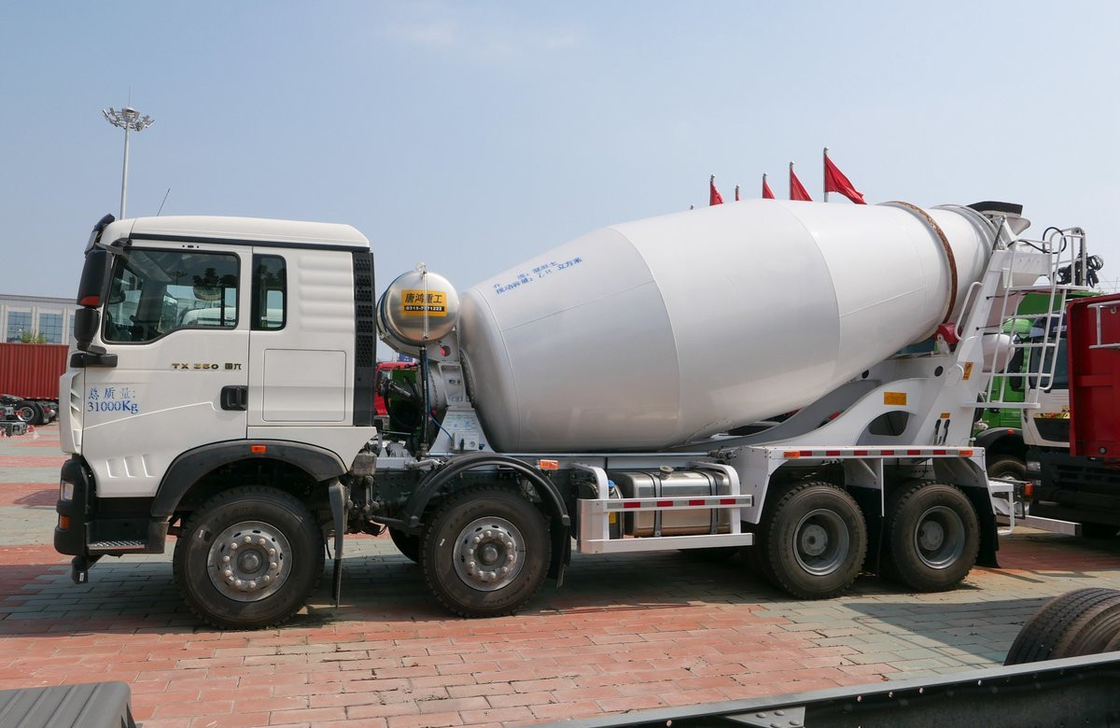 Truk pengaduk beton Howo 7,8 Kubik Tanker Howo TX 8*4 Drive Mode Weichai 350hp