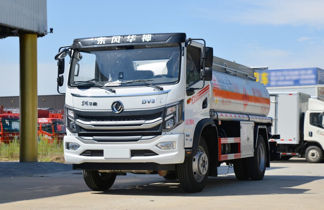 Penjualan truk tanker minyak Kenya Dongfeng 4 * 2 Chassis 8,5 Kubik Tanker Yuchai Mesin 165hp