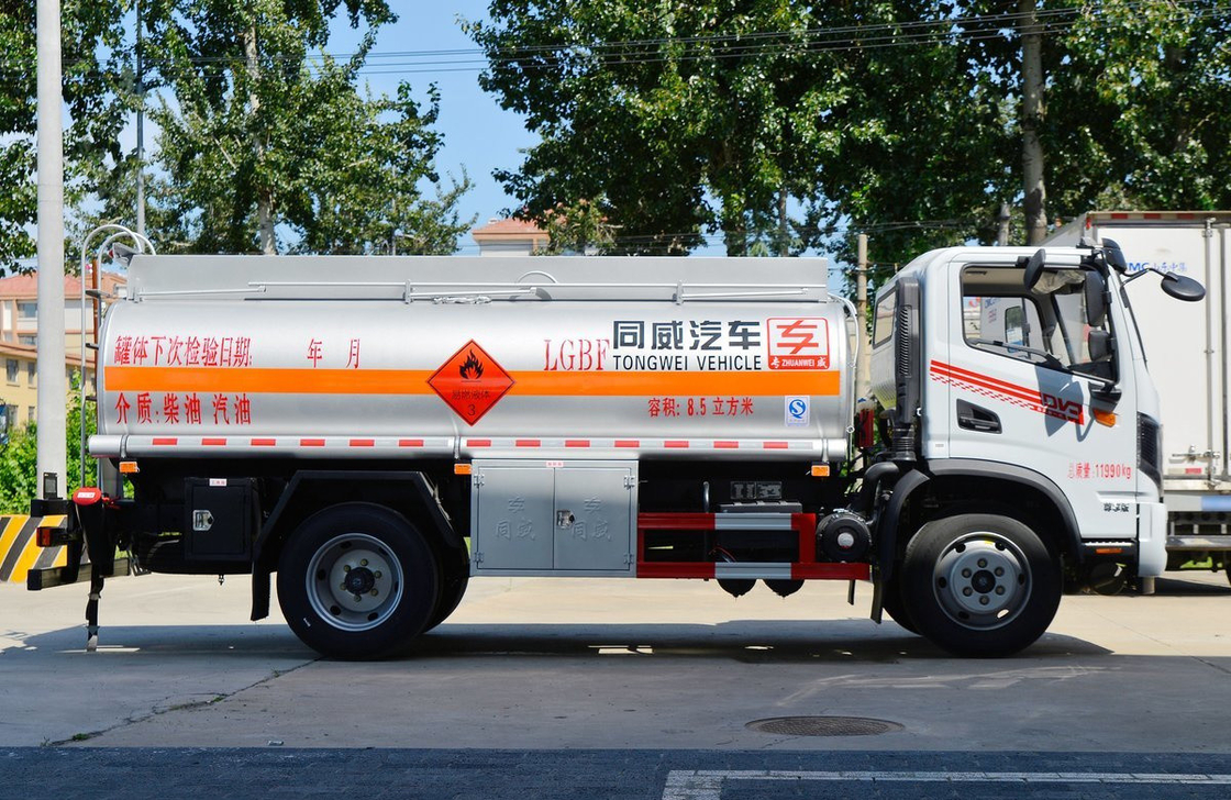 Penjualan truk tanker minyak Kenya Dongfeng 4 * 2 Chassis 8,5 Kubik Tanker Yuchai Mesin 165hp