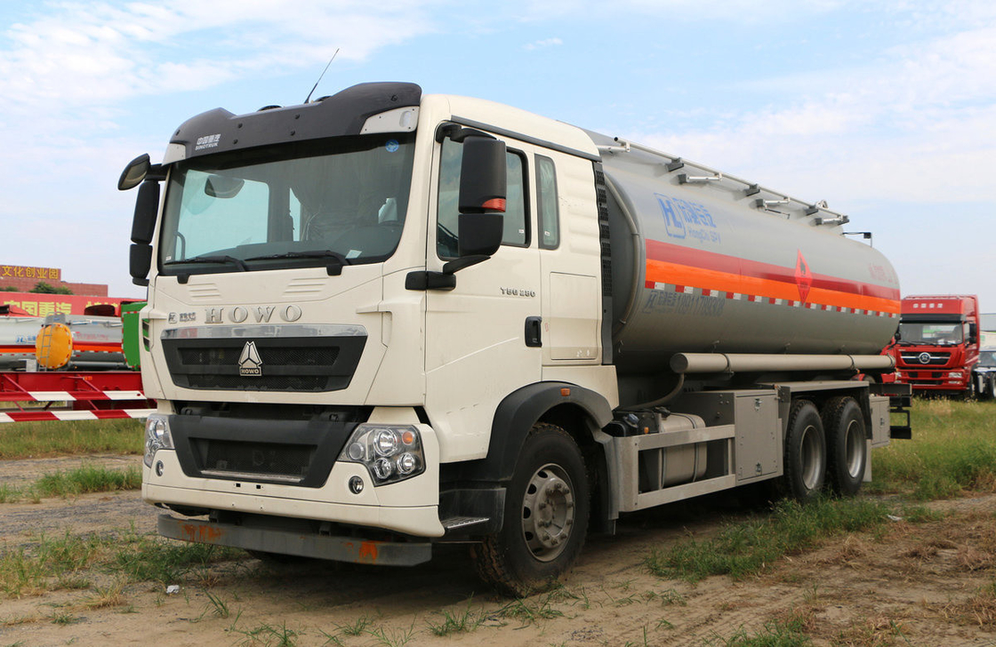 Sinotruck Howo 6*4 Drive Mode 10 Ban Tanker Minyak Truk 25 Kubik 10 Meter Panjang LHD