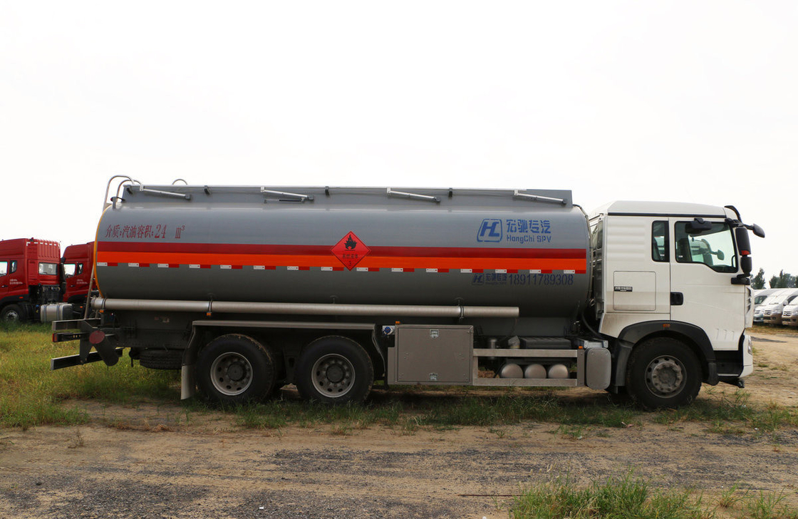 Sinotruck Howo 6*4 Drive Mode 10 Ban Tanker Minyak Truk 25 Kubik 10 Meter Panjang LHD