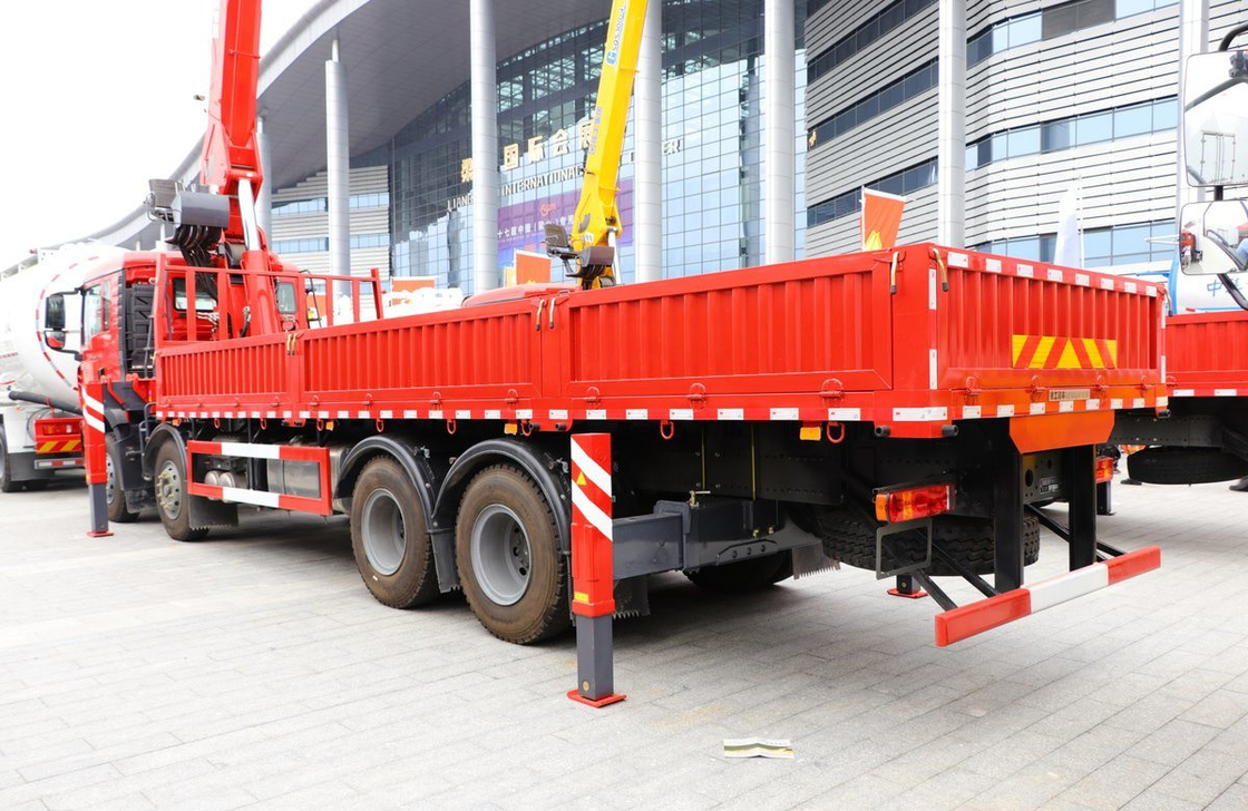 8x4 Truk Crane dipasang merek Cina Howo 350hp Weichai Mesin XCMG lengan Kuat Daya