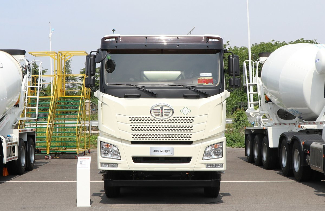 10m3 Beton Mixer Truck Jiefang 8×4 Mixer Mesin CNG 410hp Enam silinder Flat Cabin