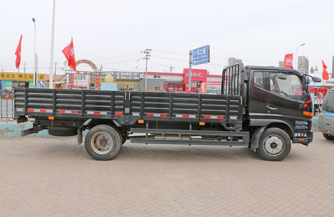 Truk Kargo Ringan Baru Hitam Warna 145hp Mesin Diesel Pemuatan 8 Ton Cab Tunggal Dan Setengah