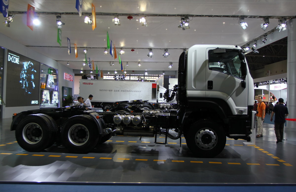 Truk Traktor Kabin atap datar ISUZU Trailer kepala kuda 6 * 4 Drive Mode 350hp Euro 4 Emisi