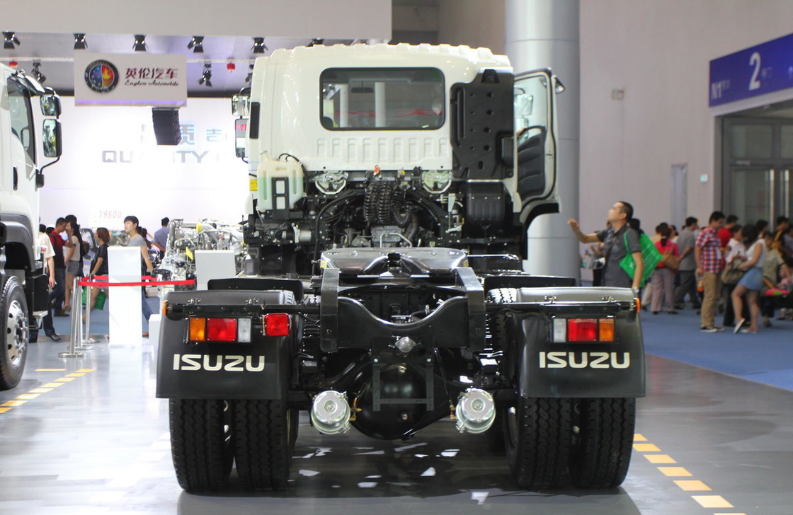 Truk Traktor Kabin atap datar ISUZU Trailer kepala kuda 6 * 4 Drive Mode 350hp Euro 4 Emisi