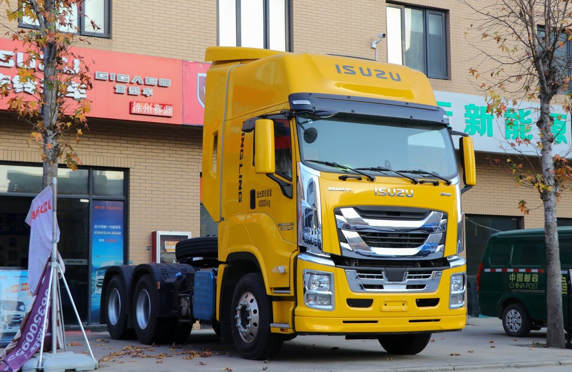 Truk bekas Traktor Unit 460hp Kuat Egine ZF Gearbox Isuzu Prime Mover Kabin atap tinggi