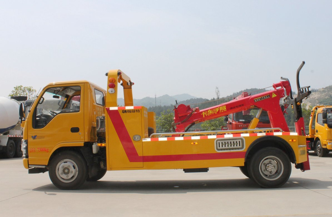 Penghancur Truk Tarik Dipakai Isuzu 600P Model 4 * 2 Drive Mode 130hp Loading 3 Ton Single Cab