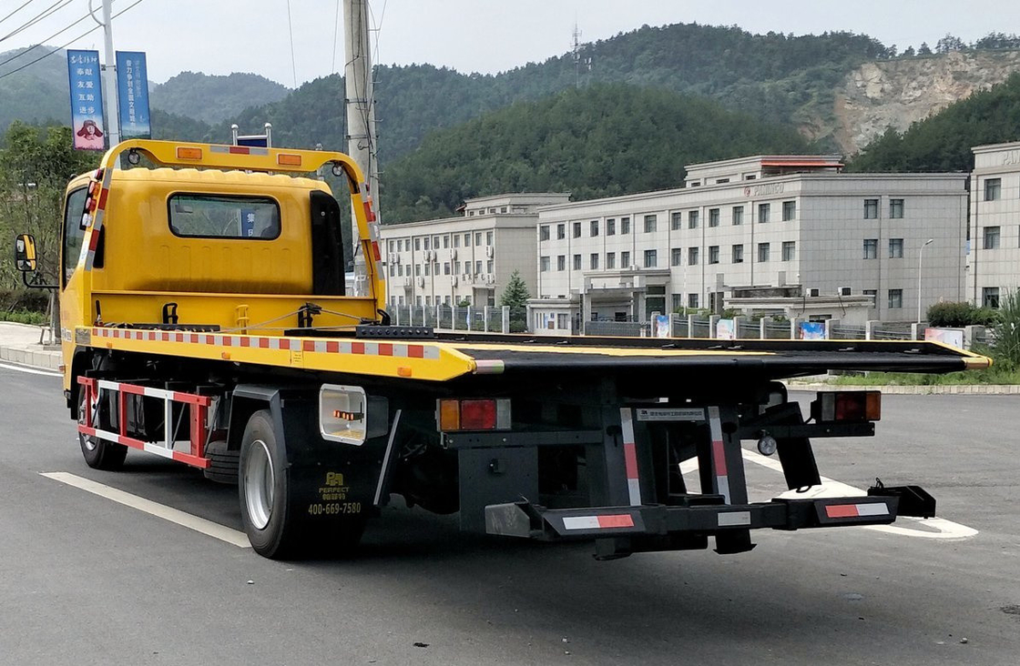 Truk derek kecil tempat tidur datar 4500mm Wheelbase 190hp Mesin diesel enam kecepatan manual