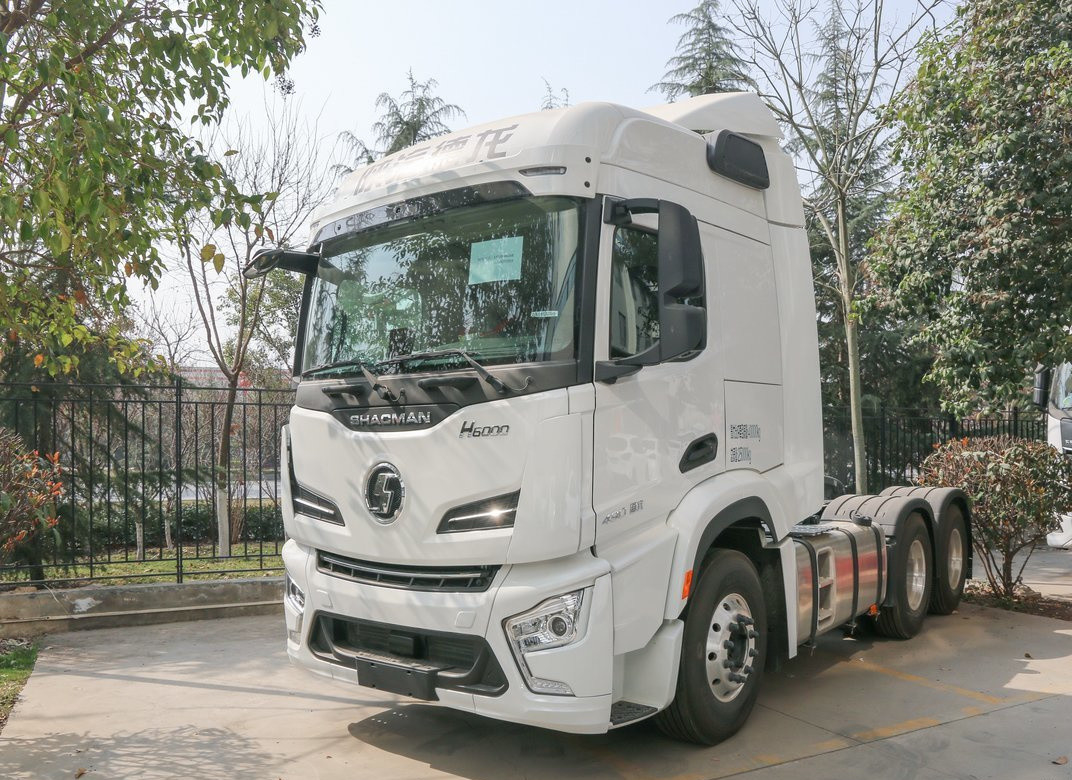 Truk Kepala Truk Putih Warna 6*4 Shacman H6000 Cummins 490hp Mesin 10 Ban Leaf Spring