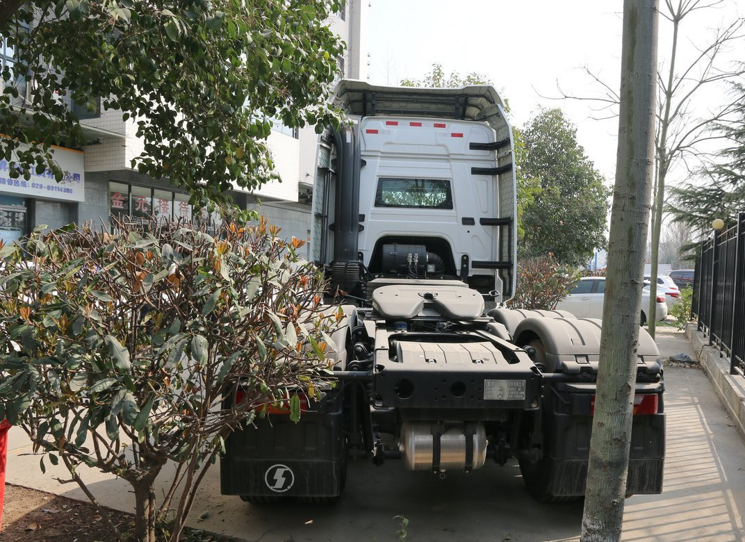 Truk Kepala Truk Putih Warna 6*4 Shacman H6000 Cummins 490hp Mesin 10 Ban Leaf Spring