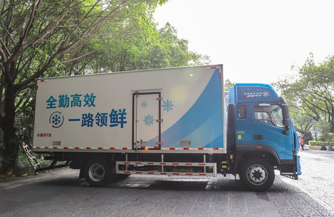 Kekuatan pendingin ukuran sedang kotak Foton Brand New Loading 10 Ton Yuchai Mesin 300hp LHD