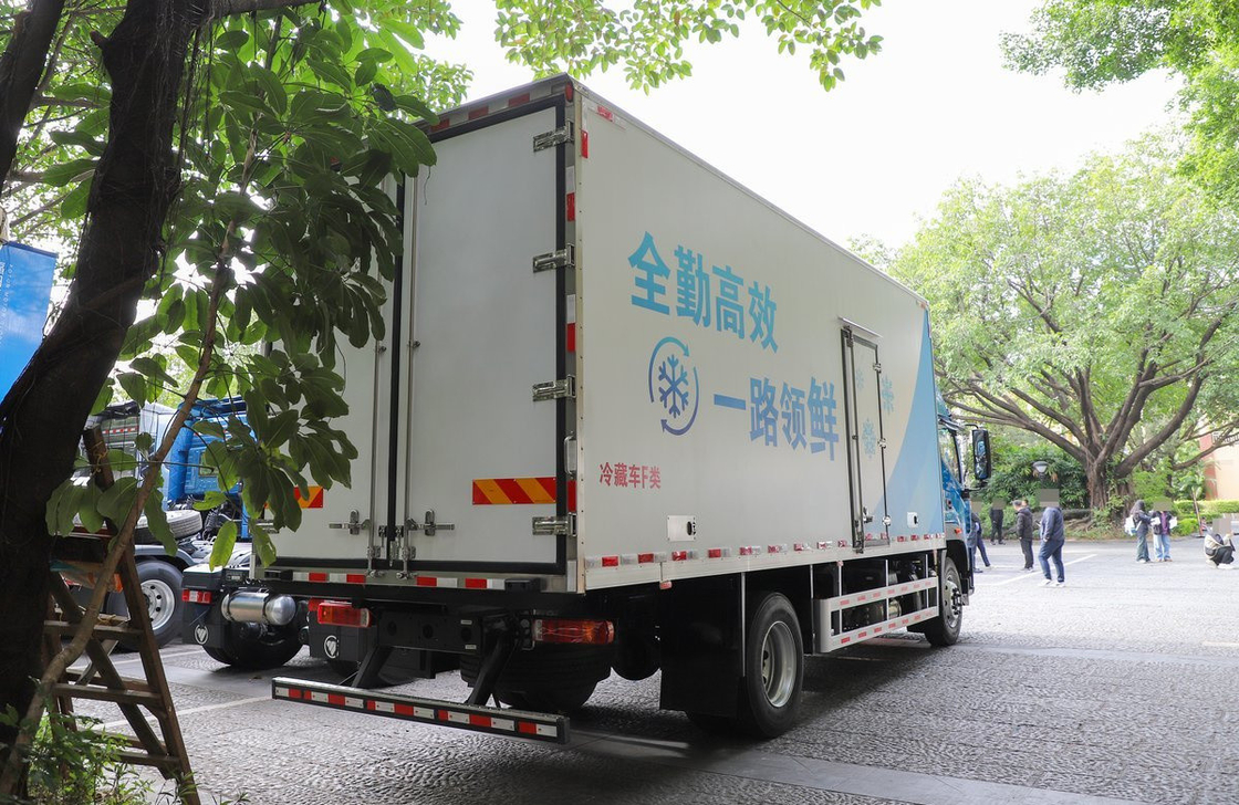 Kekuatan pendingin ukuran sedang kotak Foton Brand New Loading 10 Ton Yuchai Mesin 300hp LHD